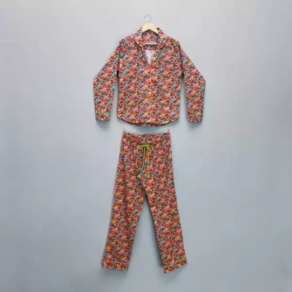 Conjunto pijama feminino Naps na estampa Bright Summer, em tecido 100% algodão com toque acetinado e modelagem solta, composto por camisa manga longa e calça