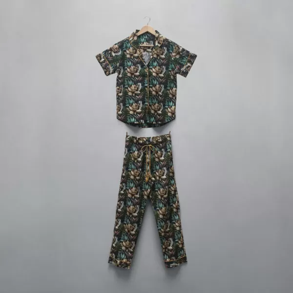 Conjunto pijama feminino Naps na estampa Savana Wind, em tecido 100% algodão com toque acetinado e modelagem solta, composto por camisa manga curta e calça