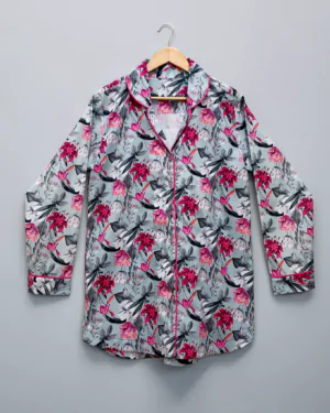 Camisola feminina verão, com botões e manga longa. Estampa Lilies Iceberg, com acabamentos e costuras em rosa.