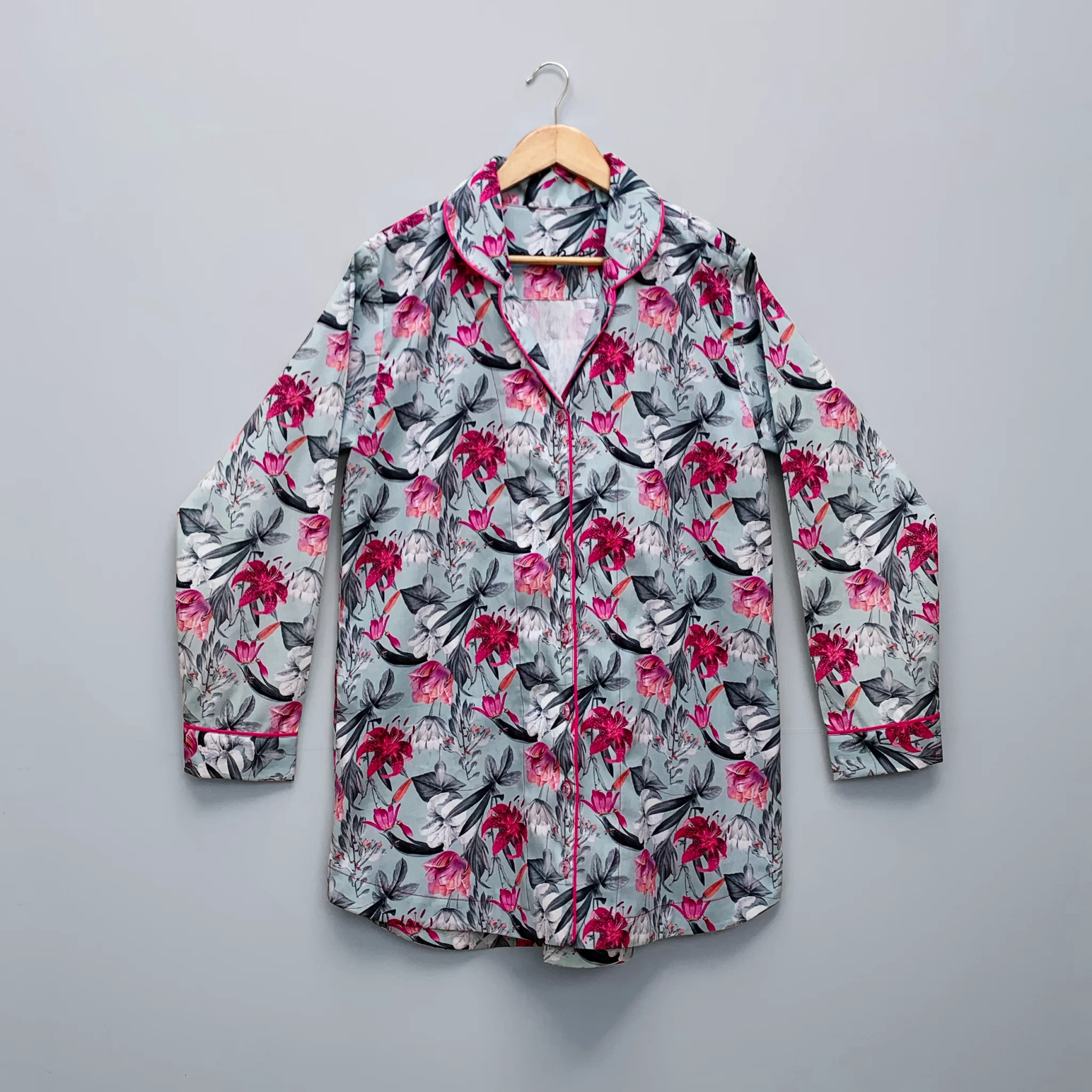 Camisola feminina verão, com botões e manga longa. Estampa Lilies Iceberg, com acabamentos e costuras em rosa.