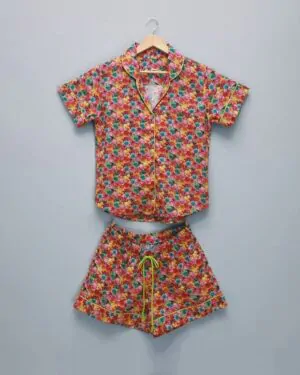 Conjunto pijama de verão feminino Naps na estampa Bright Summer, em tecido 100% algodão com toque acetinado e modelagem solta, composto por camisa manga curta e shorts