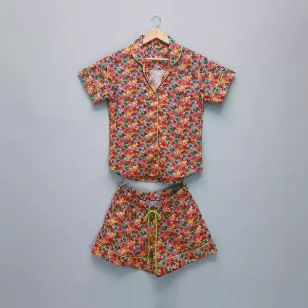 Conjunto pijama de verão feminino Naps na estampa Bright Summer, em tecido 100% algodão com toque acetinado e modelagem solta, composto por camisa manga curta e shorts