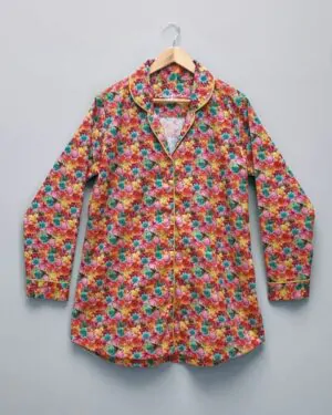 Camisola manga longa feminina Naps na estampa Bright Summer, em tecido 100% algodão com toque acetinado e modelagem solta