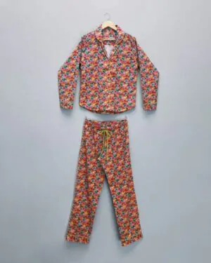 Conjunto pijama de inverno feminino Naps na estampa Bright Summer, em tecido 100% algodão com toque acetinado e modelagem solta, composto por camisa manga longa e calça
