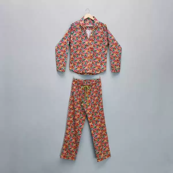 Conjunto pijama de inverno feminino Naps na estampa Bright Summer, em tecido 100% algodão com toque acetinado e modelagem solta, composto por camisa manga longa e calça