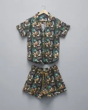 Conjunto pijama de verão feminino Naps na estampa Savana Wind, em tecido 100% algodão com toque acetinado e modelagem solta, composto por camisa manga curta e shorts