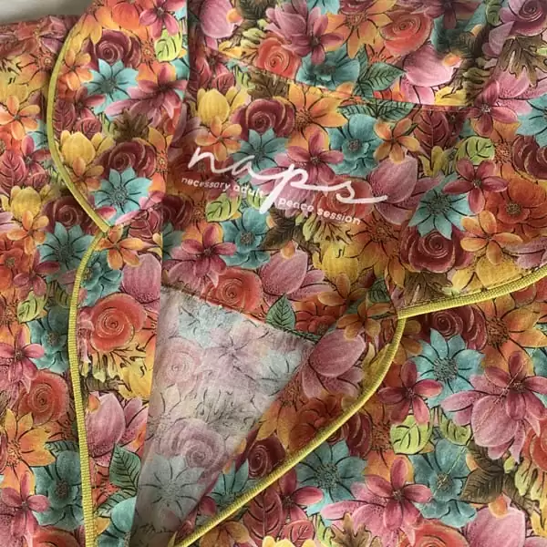 Detalhe da gola do pijama Naps na estampa Bright Summer