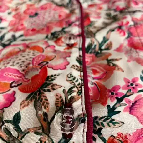 Detalhe de acabamento e botões do pijama Naps na estampa Little Eden