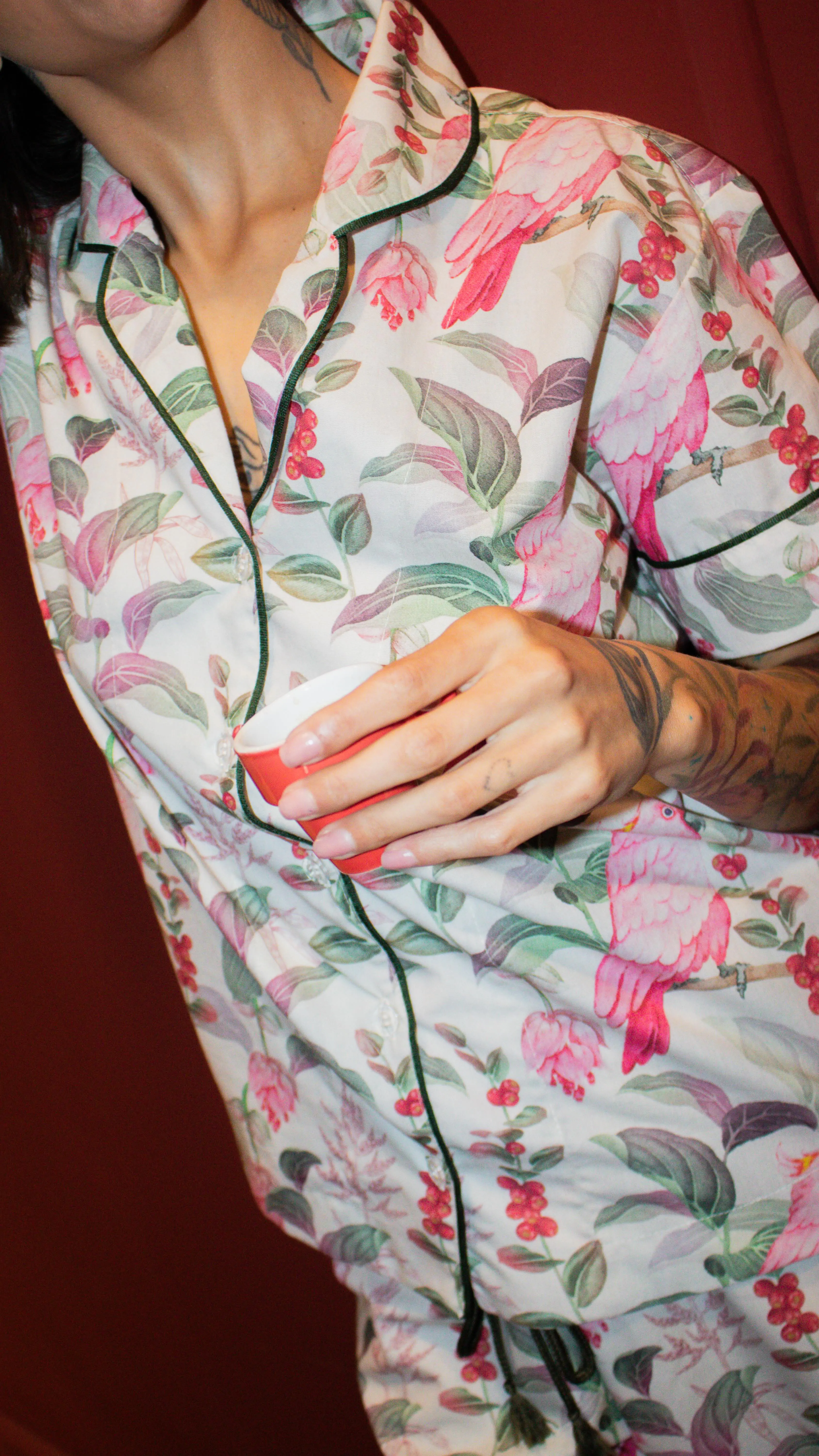 Nossas peças são feitas com muito amor, carinho e dedicação. Somos uma marca que se conecta do início ao fim do processo, cuidando de cada etapa da produção. Cada peça é costurada individualmente, detalhe por detalhe, pensada especialmente para cada uma de vocês, tudo é único e feito com amor.Esta peça, em especial, é ainda mais significativa: foi produzida exclusivamente para a nossa cliente @fer.stall ❤️Estampa voo sereno ✨