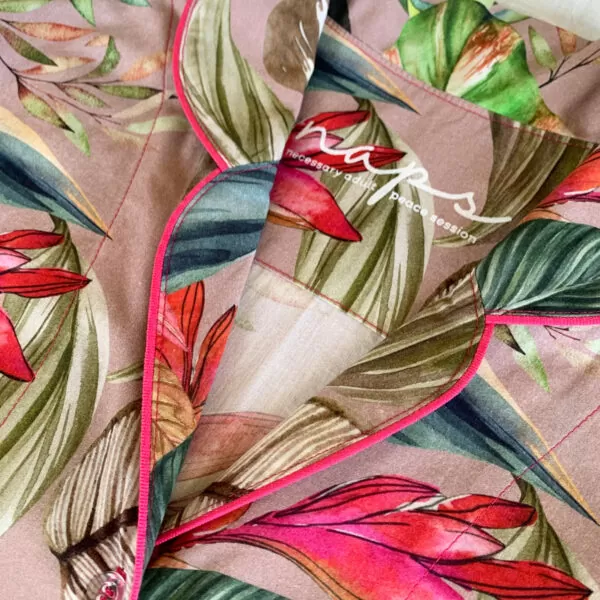 Detalhe da gola do pijama Naps na estampa Magia de Verão