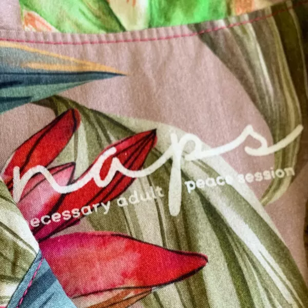 Detalhe da serigrafia que substitui a incômoda etiqueta nos pijamas Naps, na estampa Magia do Verão