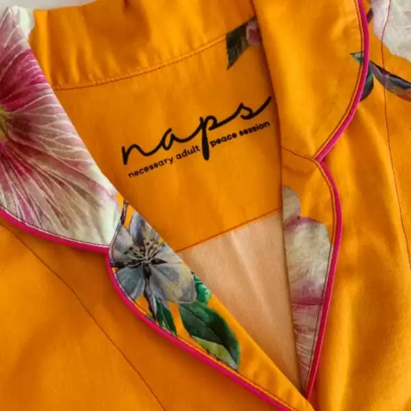 Detalhe da gola do pijama Naps na estampa Tropicália