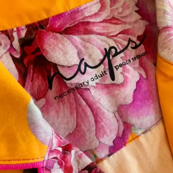 Detalhe da serigrafia que substitui a incômoda etiqueta nos pijamas Naps, na estampa Tropicália