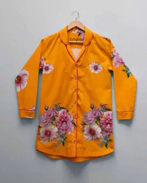 Camisola manga longa feminina Naps na estampa Tropicália, em tecido 100% algodão com toque acetinado e modelagem solta