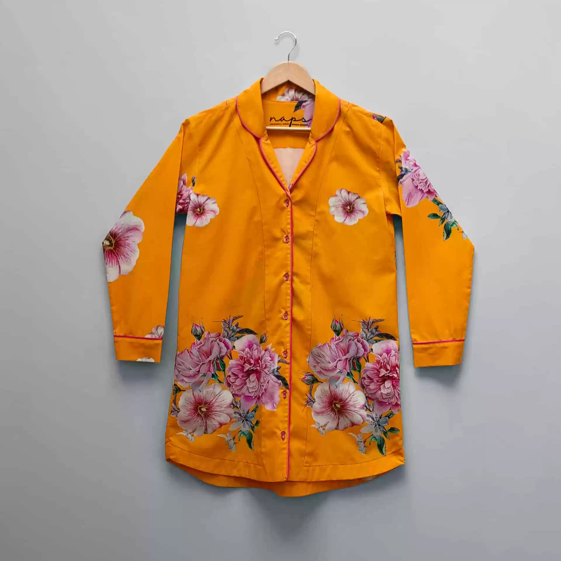 Camisola manga longa feminina Naps na estampa Tropicália, em tecido 100% algodão com toque acetinado e modelagem solta