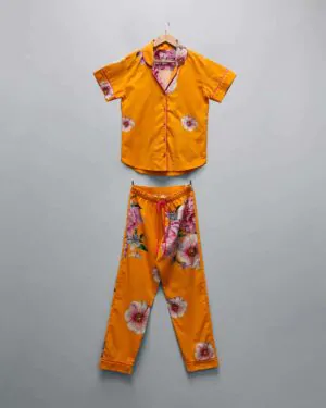 Conjunto pijama feminino Naps na estampa Tropicália, em tecido 100% algodão com toque acetinado e modelagem solta, composto por camisa manga curta e calça