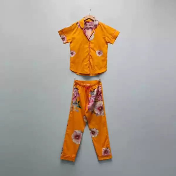 Conjunto pijama feminino Naps na estampa Tropicália, em tecido 100% algodão com toque acetinado e modelagem solta, composto por camisa manga curta e calça