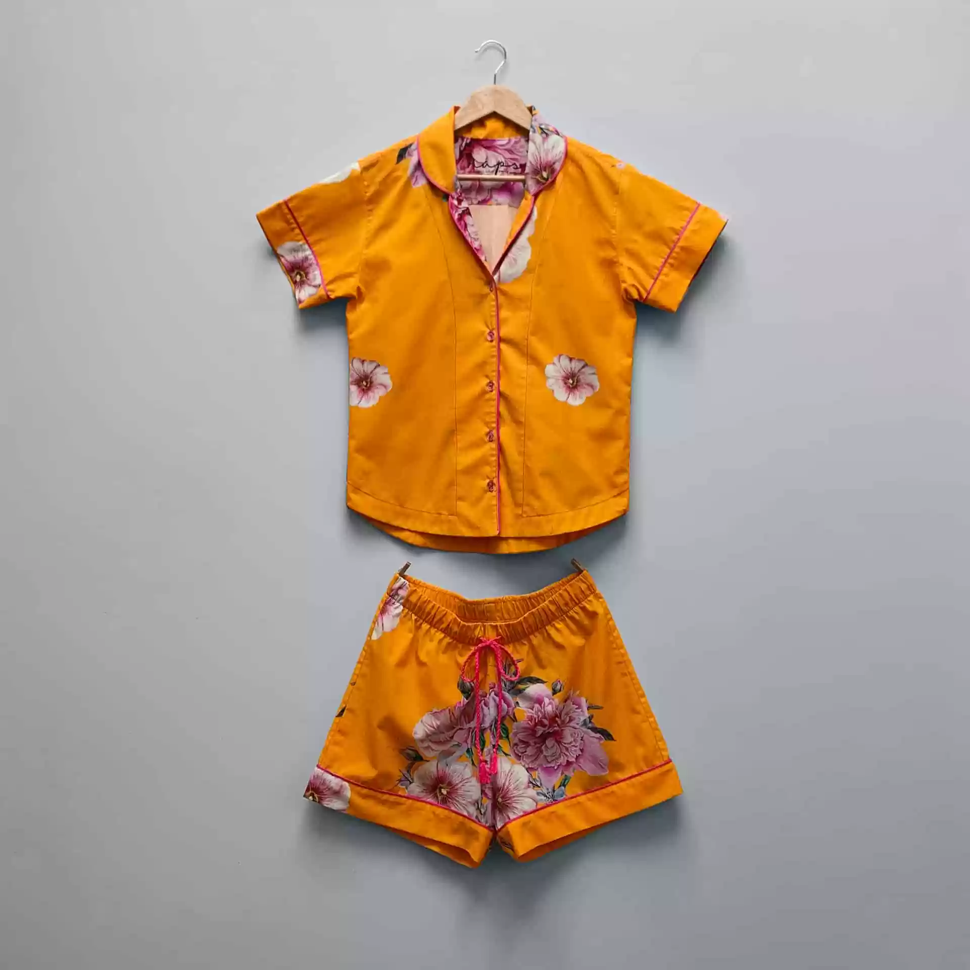 Pijama feminino Tropicália manga curta e shorts