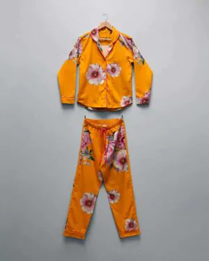Conjunto pijama de inverno feminino Naps na estampa Tropicália, em tecido 100% algodão com toque acetinado e modelagem solta, composto por camisa manga longa e calça