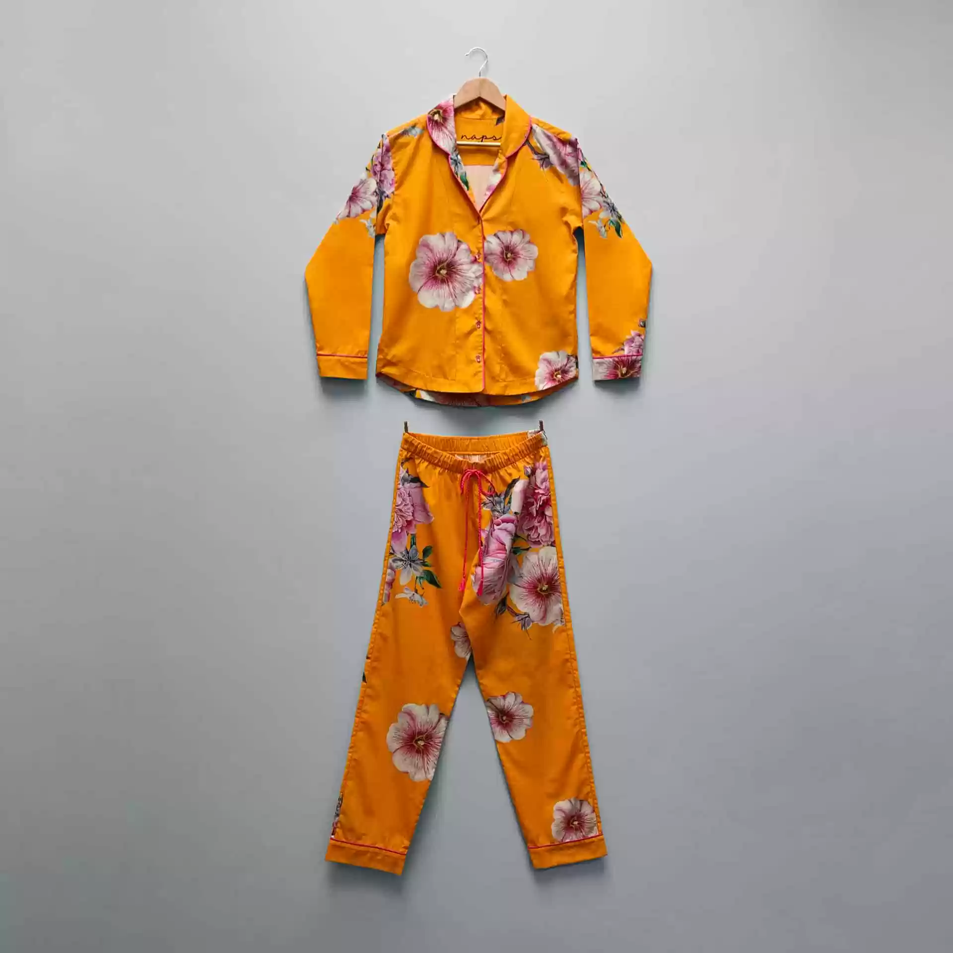 Conjunto pijama de inverno feminino Naps na estampa Tropicália, em tecido 100% algodão com toque acetinado e modelagem solta, composto por camisa manga longa e calça