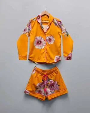 Conjunto pijama feminino Naps na estampa Tropicália, em tecido 100% algodão com toque acetinado e modelagem solta, composto por camisa manga longa e shorts