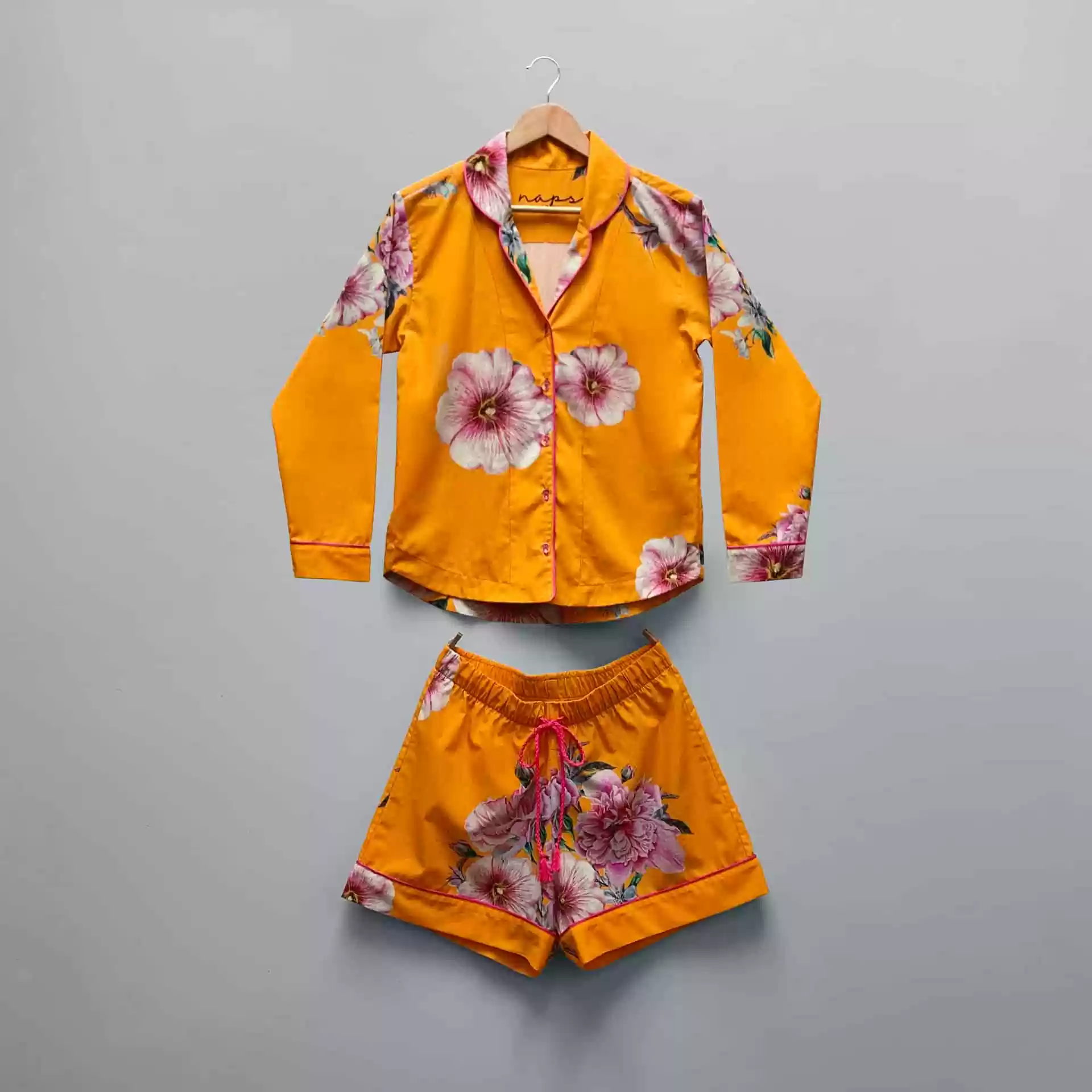 Conjunto pijama feminino Naps na estampa Tropicália, em tecido 100% algodão com toque acetinado e modelagem solta, composto por camisa manga longa e shorts