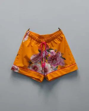 Shorts masculino Naps na estampa Tropicália, em tecido 100% algodão e modelagem solta