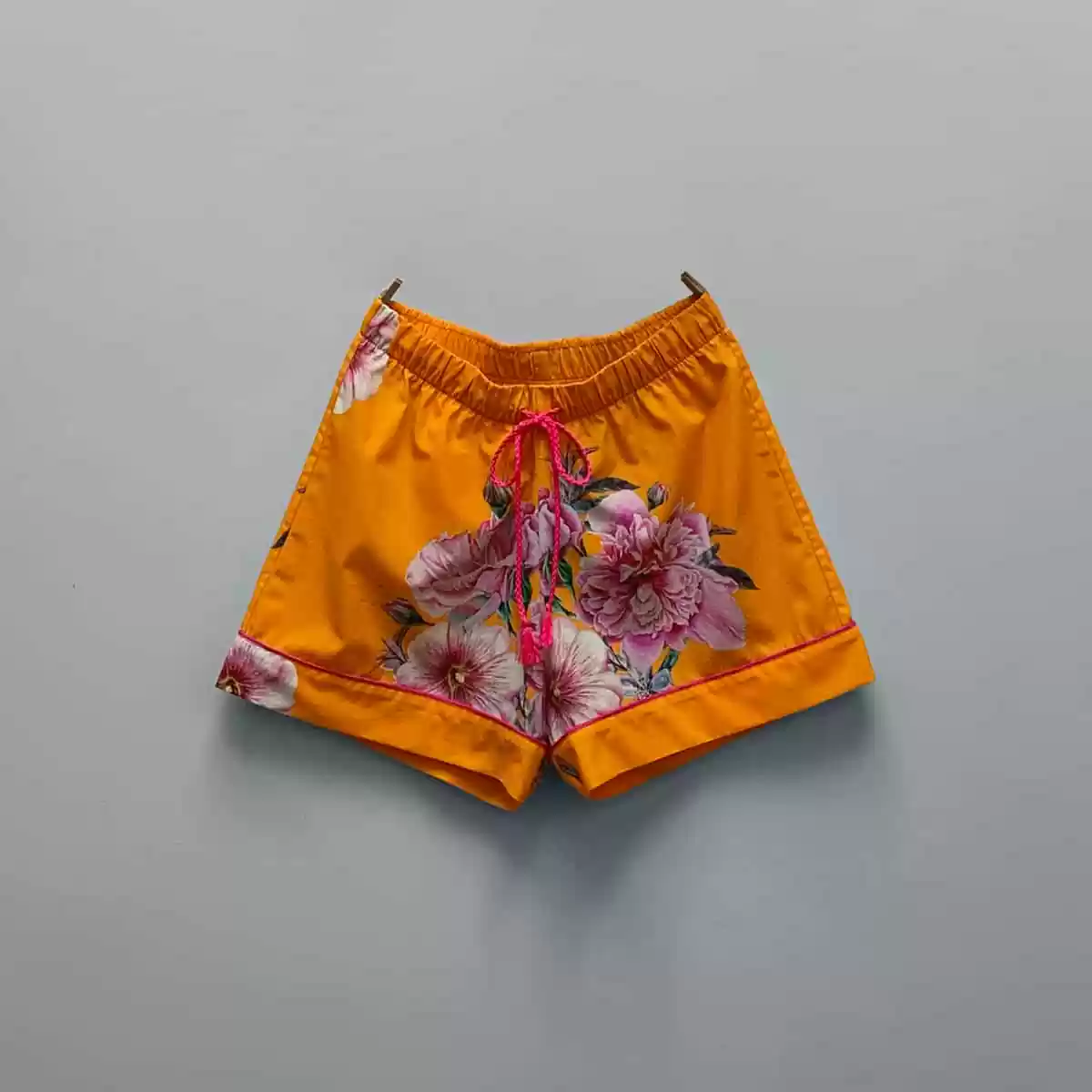 Shorts masculino Naps na estampa Tropicália, em tecido 100% algodão e modelagem solta