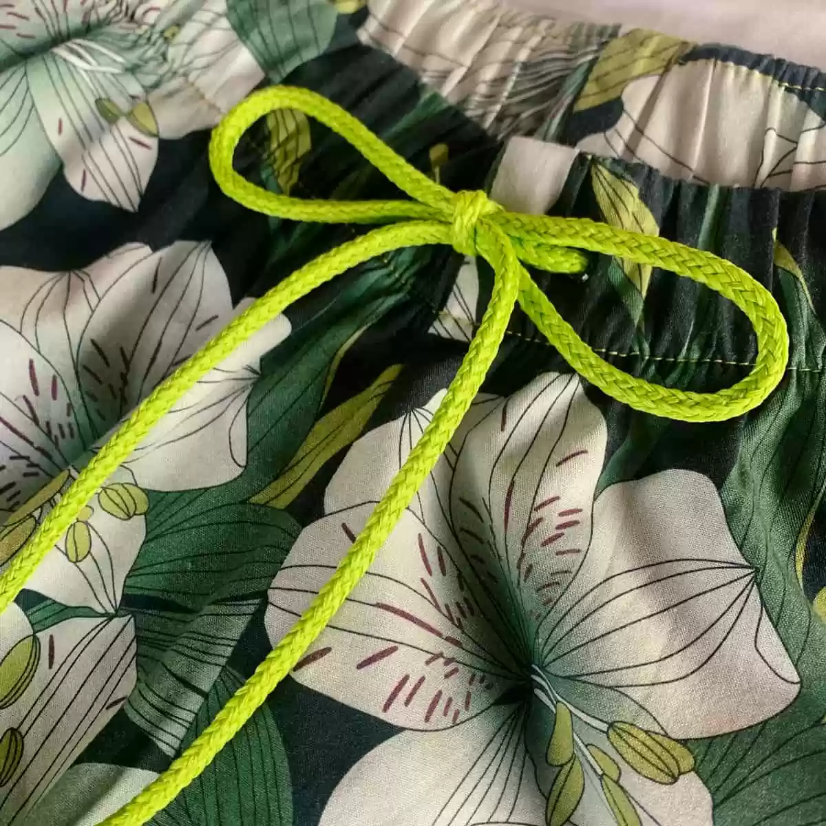 Detalhe do elástico e do cordão do shorts e da calça do pijama Naps na estampa Encanto Noturno