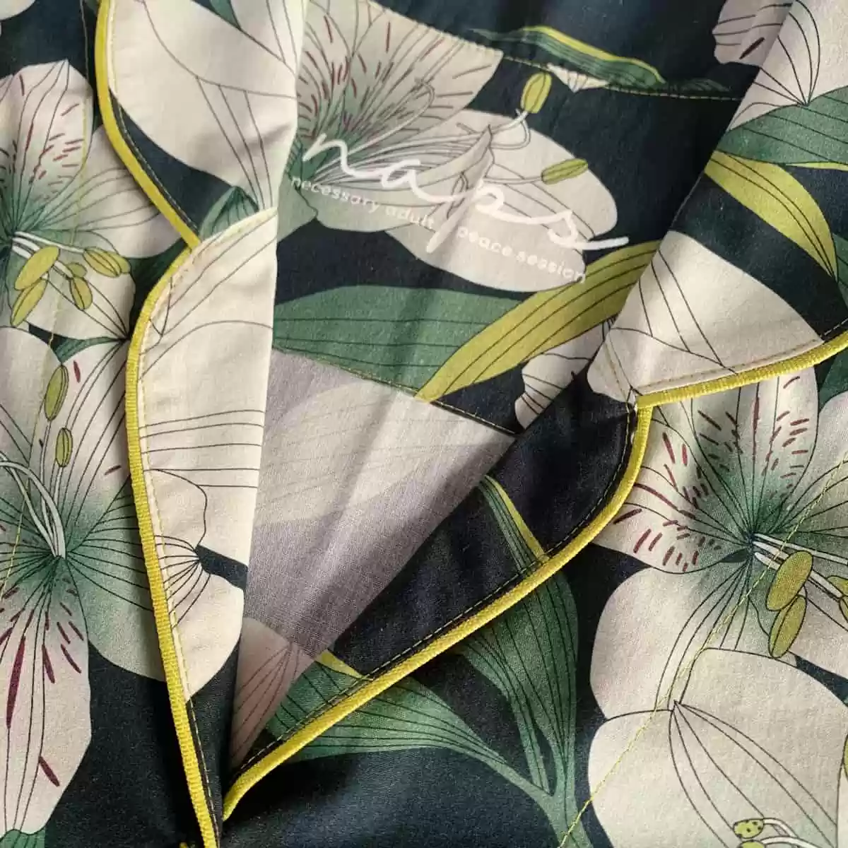 Detalhe da gola do pijama Naps na estampa Encanto Noturno