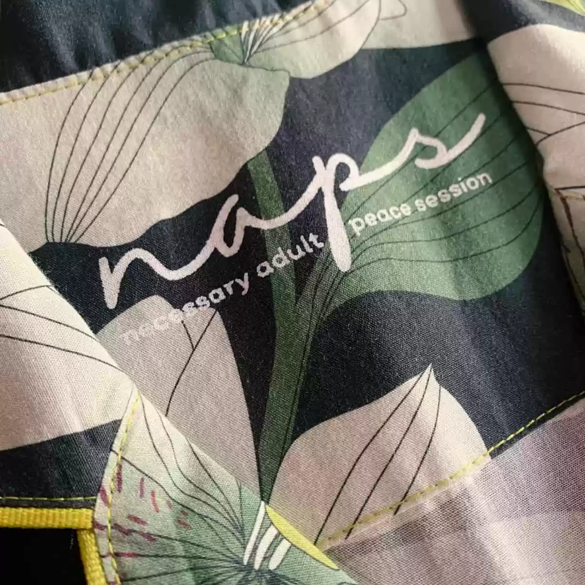 Detalhe da serigrafia que substitui a incômoda etiqueta nos pijamas Naps, na estampa Encanto Noturno