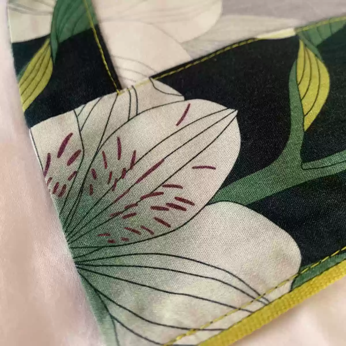 Detalhe interno da camisa do pijama Naps, mostrando acabamento com revel na estampa Encanto Noturno