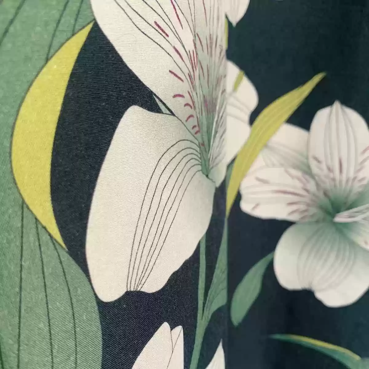 Detalhe do tecido 100% algodão do pijama Naps na estampa Encanto Noturno