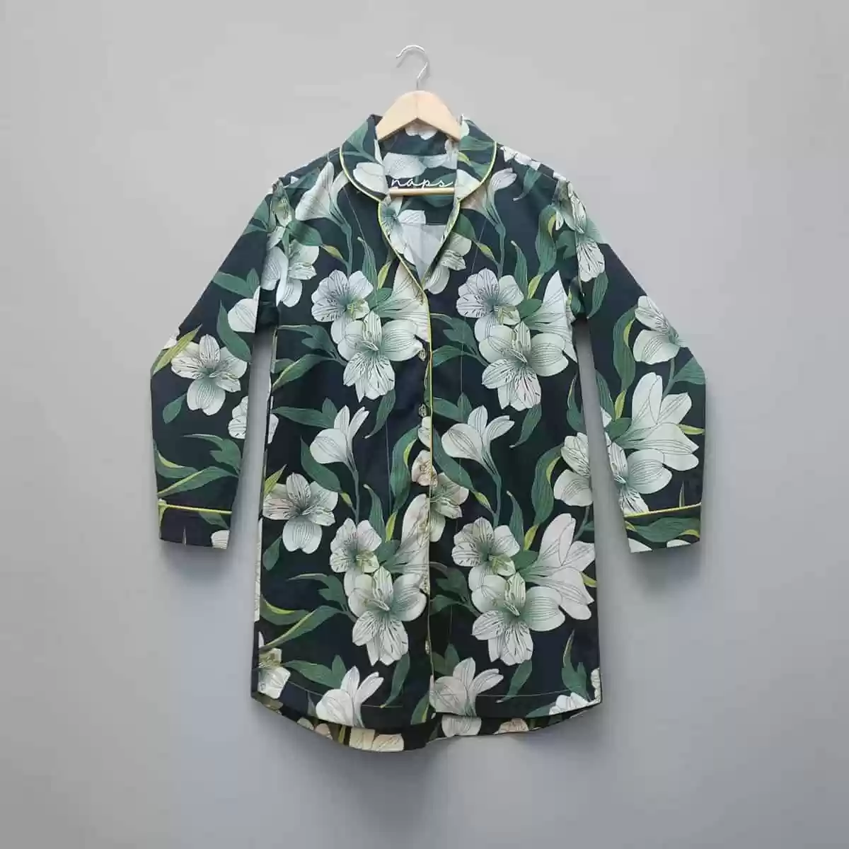 Camisola manga longa feminina Naps na estampa Encanto Noturno, em tecido 100% algodão com toque acetinado e modelagem solta