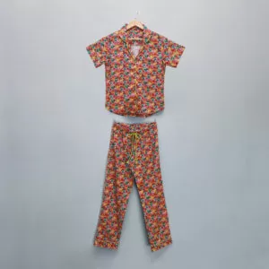 Conjunto pijama feminino Naps na estampa Bright Summer, em tecido 100% algodão com toque acetinado e modelagem solta, composto por camisa manga curta e calça