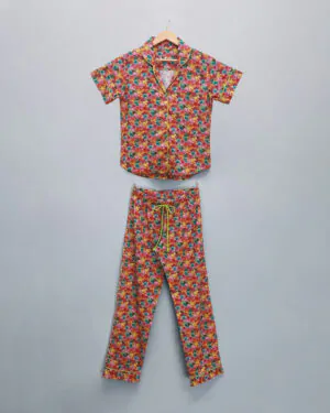 Conjunto pijama feminino Naps na estampa Bright Summer, em tecido 100% algodão com toque acetinado e modelagem solta, composto por camisa manga curta e calça