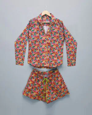 Conjunto pijama feminino Naps na estampa Bright Summer, em tecido 100% algodão com toque acetinado e modelagem solta, composto por camisa manga longa e shorts