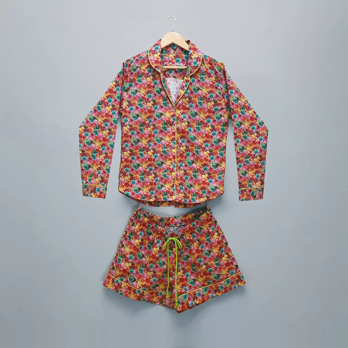 Conjunto pijama feminino Naps na estampa Bright Summer, em tecido 100% algodão com toque acetinado e modelagem solta, composto por camisa manga longa e shorts