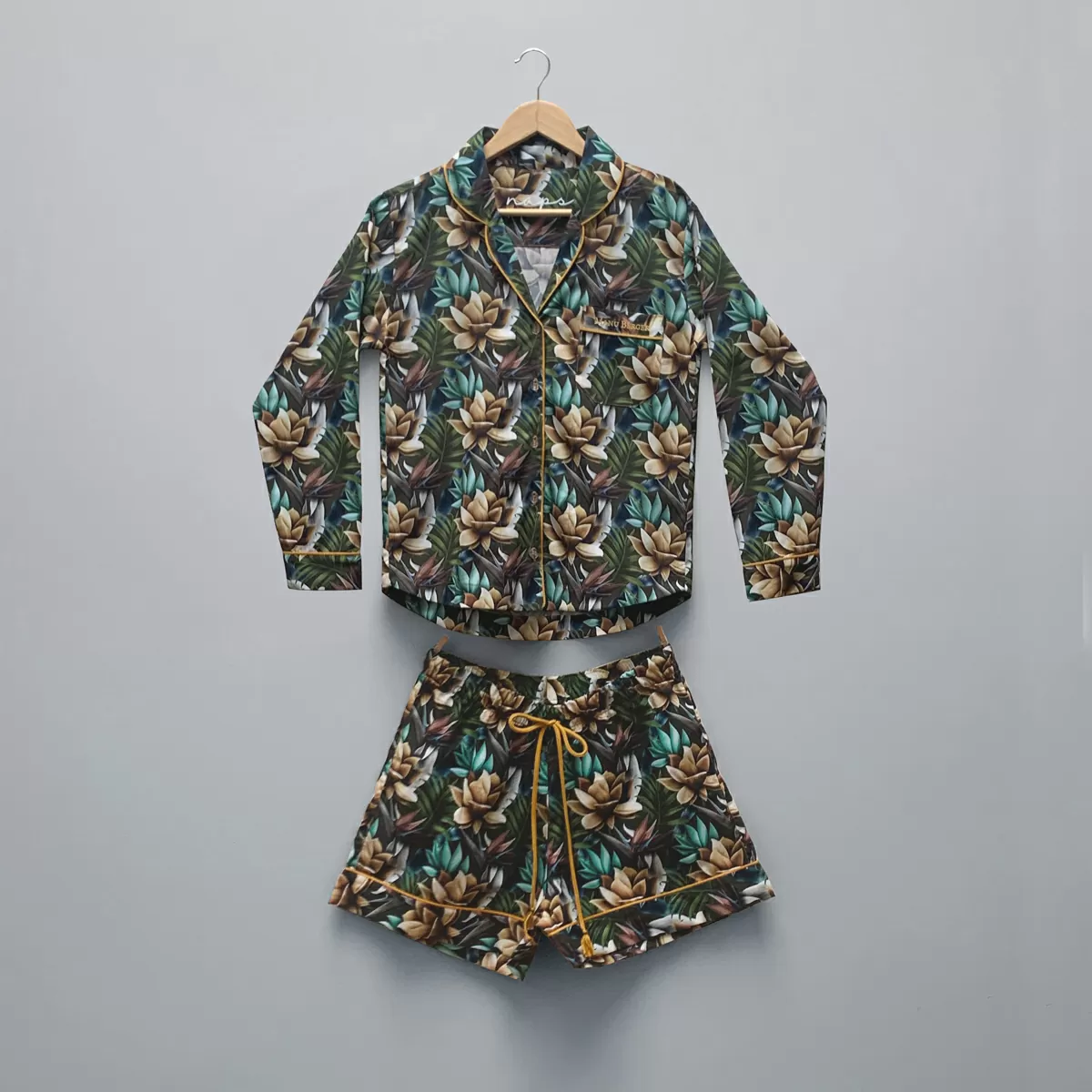 Conjunto pijama feminino Naps na estampa Savana Wind, em tecido 100% algodão com toque acetinado e modelagem solta, composto por camisa manga longa e shorts