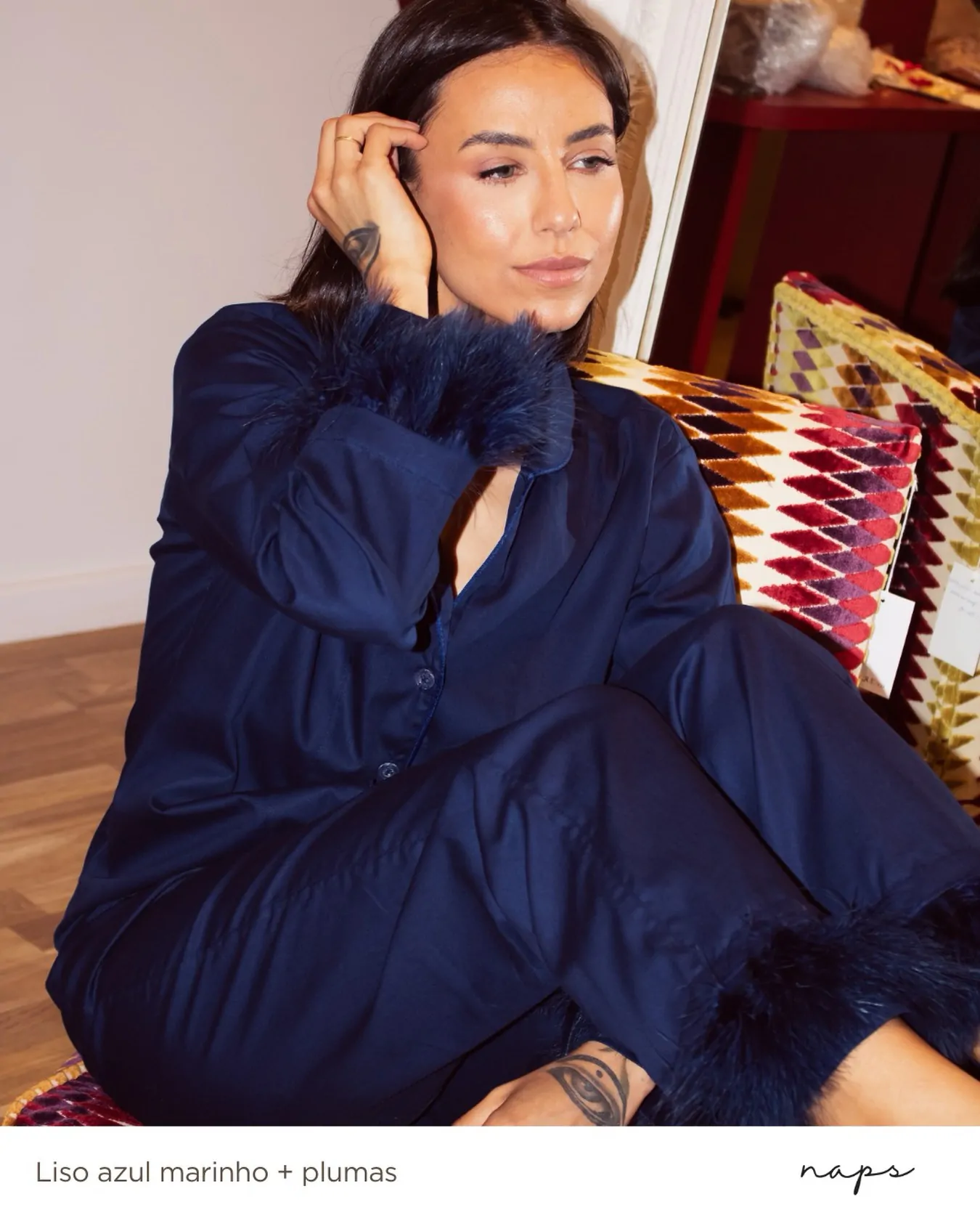 Esse modelo em azul escuro chega para envolver suas noites com elegância e calma. Com plumas delicadas e conforto absoluto, feito para desacelerar sem pressa.Disponível no site ✨#takenapsandrelax #naps #pijamasofisticado #sleepwear