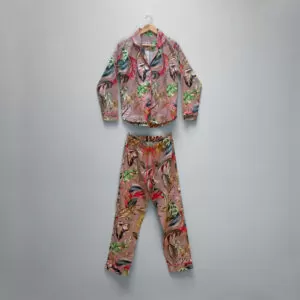 Conjunto pijama feminino Naps na estampa Magia de Verão, em tecido 100% algodão com toque acetinado e modelagem solta, composto por camisa manga longa e calça