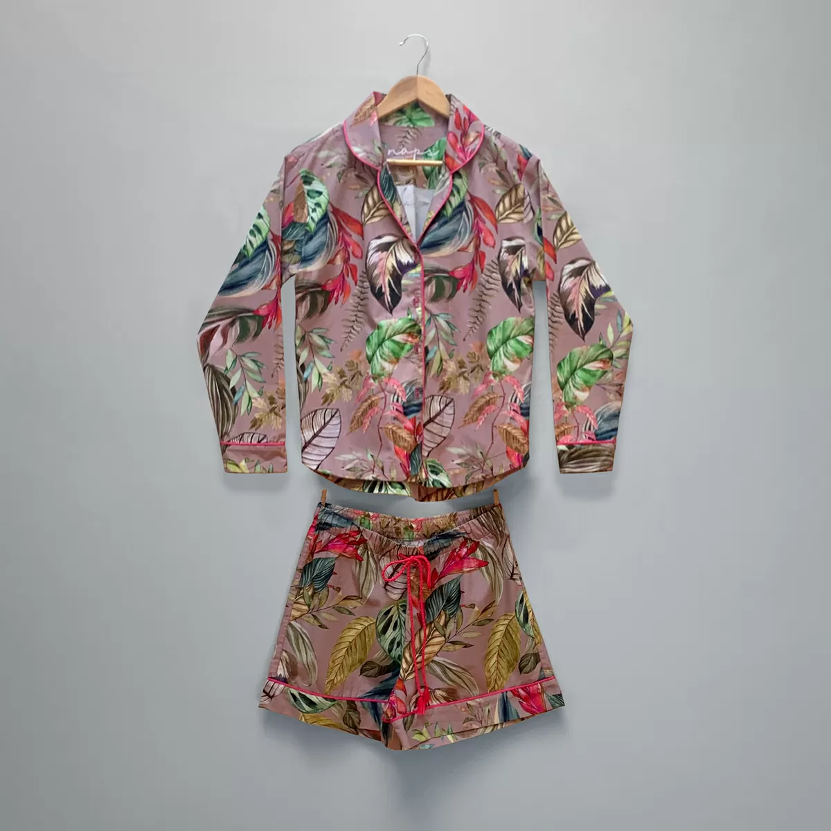 Conjunto pijama feminino Naps na estampa Magia de Verão, em tecido 100% algodão com toque acetinado e modelagem solta, composto por camisa manga longa e shorts