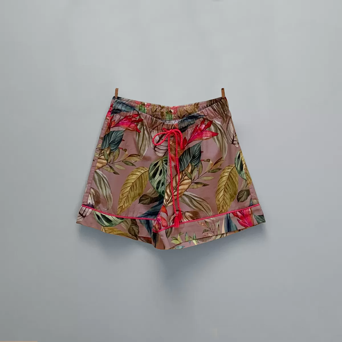 Shorts masculino Naps na estampa Magia de Verão, em tecido 100% algodão e modelagem solta