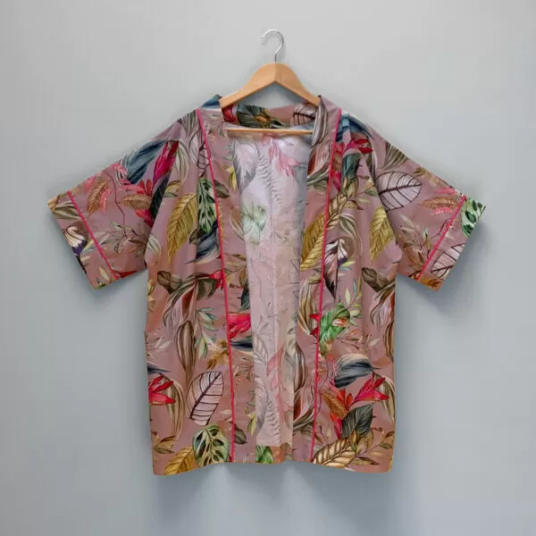 Robe tipo Kimono Naps na estampa Magia de Verão, em tecido 100% algodão com toque acetinado e modelagem solta