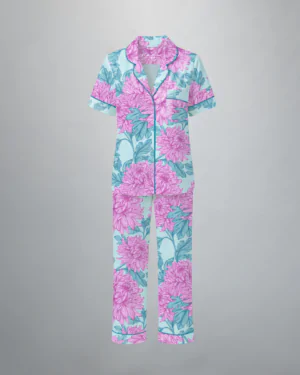 Conjunto pijama feminino Naps na estampa Bouquet Celeste, em tecido 100% algodão com toque acetinado e modelagem solta, composto por camisa manga curta e calça
