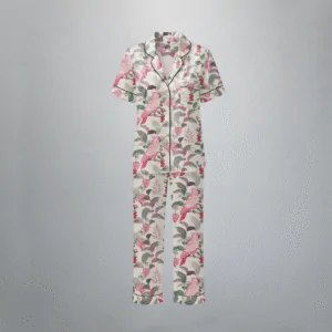 Conjunto pijama feminino Naps na estampa Voo Sereno, em tecido 100% algodão com toque acetinado e modelagem solta, composto por camisa manga curta e calça