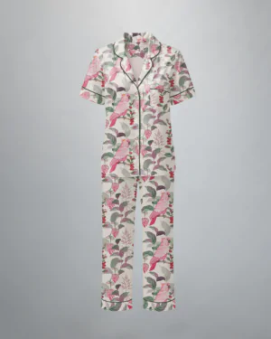Conjunto pijama feminino Naps na estampa Voo Sereno, em tecido 100% algodão com toque acetinado e modelagem solta, composto por camisa manga curta e calça