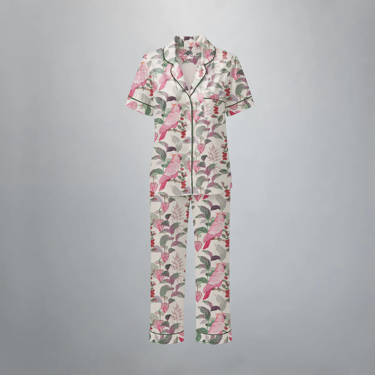 Conjunto pijama feminino Naps na estampa Voo Sereno, em tecido 100% algodão com toque acetinado e modelagem solta, composto por camisa manga curta e calça