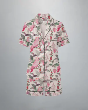 Conjunto pijama feminino Naps na estampa Voo Sereno, em tecido 100% algodão com toque acetinado e modelagem solta, composto por camisa manga curta e shorts