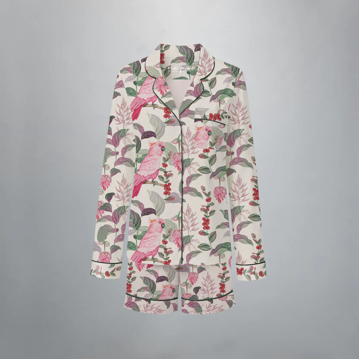 Conjunto pijama feminino Naps na estampa Voo Sereno, em tecido 100% algodão com toque acetinado e modelagem solta, composto por camisa manga longa e shorts